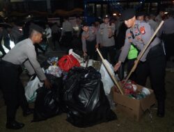 TNI – Polri, Pemprov DKI Bersihkan Sampah Usai Aksi